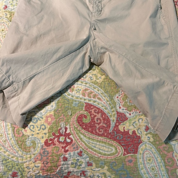 Eddie Bauer Kakki shorts - Picture 2 of 4